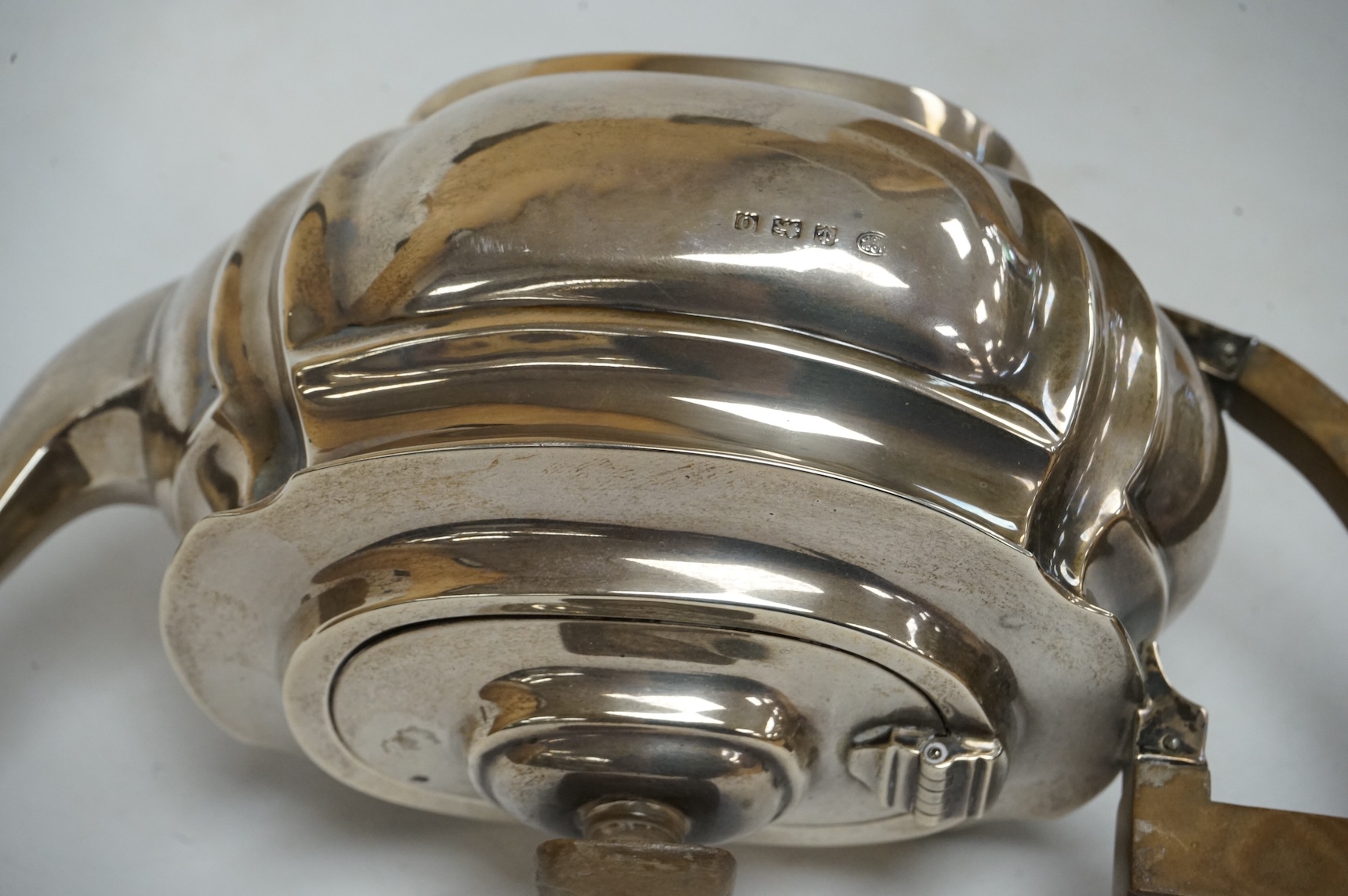 A George V silver oval three piece tea set, by Alexander Clark & Co Ltd, Birmingham, 1914 & 1916, gross weight 18.9oz.